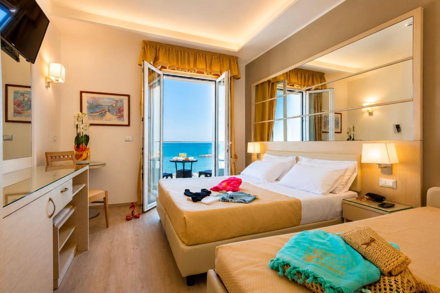 Camera Matrimoniale Superior con Letto Supplementare e Vista Mare